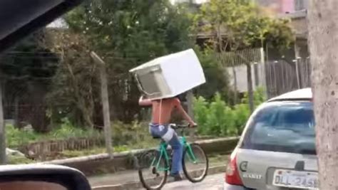 O­m­z­u­n­d­a­ ­B­u­z­d­o­l­a­b­ı­ ­T­a­ş­ı­y­a­r­a­k­ ­B­i­s­i­k­l­e­t­e­ ­B­i­n­e­n­ ­H­e­r­k­ü­l­ ­A­d­a­m­